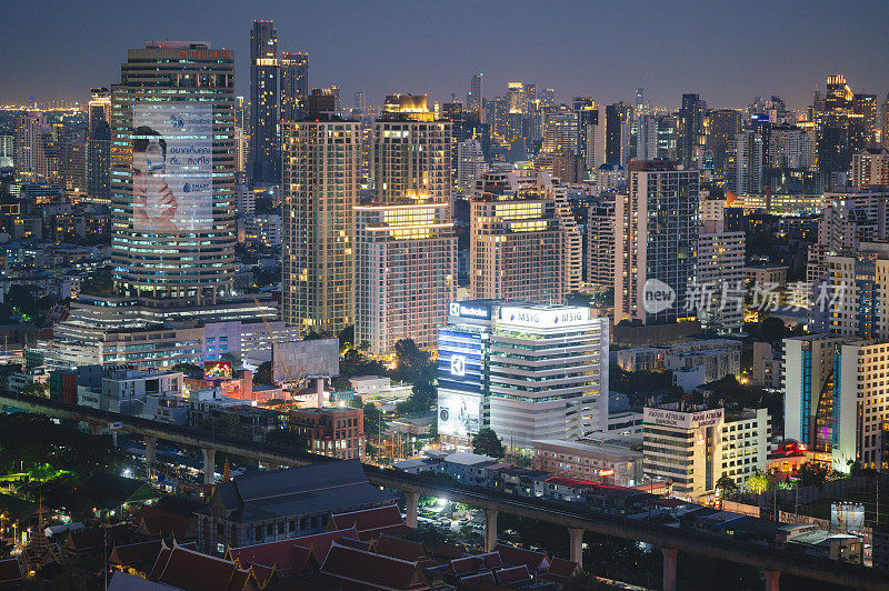 泰国曼谷CBD的ratchada高速公路和rama 9区首都makkasan的空中日落风景